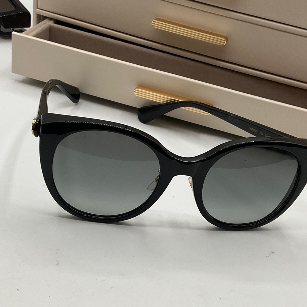 Gucci Black Oversized Sunglasses - Picture 6 of 10